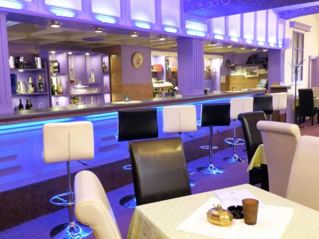 Grand Luxury Hotel zve na posezení v luxusní stylové restauraci, která je propojena s moderní kavárnou, stylizovanou do luxusu prvorepublikových kaváren. Foto Grand Luxury Hotel